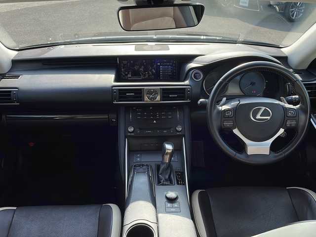 レクサス ＩＳ 300h バージョンL 香川県 2016(平28)年 6.7万km グラファイトブラックガラスフレーク プリクラッシュセーフティ/レーダークルーズコントロール/車線逸脱警報機能/オートマチックハイビーム/純正ナビゲーション/【AM/FM/フルセグ/BT/CD/DVD】/バックカメラ/ブラインドスポットモニター/ETC2.0 /パワーシート（運転席/助手席）/シートメモリー/シートヒーター/エアーシート/電動リアサンシェード/純正17インチアルミホイール/純正フロアマット/キセノンヘッドランプ/前後コーナーセンサー/横滑り防止装置 (VSC)。/スマートキー/プッシュスタート