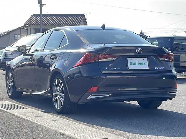 レクサス ＩＳ 300h バージョンL 香川県 2016(平28)年 6.7万km グラファイトブラックガラスフレーク プリクラッシュセーフティ/レーダークルーズコントロール/車線逸脱警報機能/オートマチックハイビーム/純正ナビゲーション/【AM/FM/フルセグ/BT/CD/DVD】/バックカメラ/ブラインドスポットモニター/ETC2.0 /パワーシート（運転席/助手席）/シートメモリー/シートヒーター/エアーシート/電動リアサンシェード/純正17インチアルミホイール/純正フロアマット/キセノンヘッドランプ/前後コーナーセンサー/横滑り防止装置 (VSC)。/スマートキー/プッシュスタート