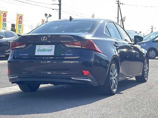 レクサス ＩＳ 300h バージョンL 香川県 2016(平28)年 6.7万km グラファイトブラックガラスフレーク プリクラッシュセーフティ/レーダークルーズコントロール/車線逸脱警報機能/オートマチックハイビーム/純正ナビゲーション/【AM/FM/フルセグ/BT/CD/DVD】/バックカメラ/ブラインドスポットモニター/ETC2.0 /パワーシート（運転席/助手席）/シートメモリー/シートヒーター/エアーシート/電動リアサンシェード/純正17インチアルミホイール/純正フロアマット/キセノンヘッドランプ/前後コーナーセンサー/横滑り防止装置 (VSC)。/スマートキー/プッシュスタート