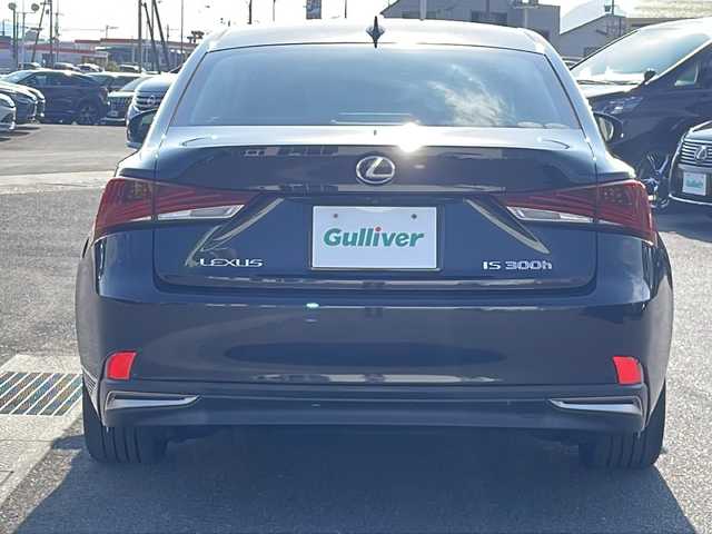 レクサス ＩＳ 300h バージョンL 香川県 2016(平28)年 6.7万km グラファイトブラックガラスフレーク プリクラッシュセーフティ/レーダークルーズコントロール/車線逸脱警報機能/オートマチックハイビーム/純正ナビゲーション/【AM/FM/フルセグ/BT/CD/DVD】/バックカメラ/ブラインドスポットモニター/ETC2.0 /パワーシート（運転席/助手席）/シートメモリー/シートヒーター/エアーシート/電動リアサンシェード/純正17インチアルミホイール/純正フロアマット/キセノンヘッドランプ/前後コーナーセンサー/横滑り防止装置 (VSC)。/スマートキー/プッシュスタート
