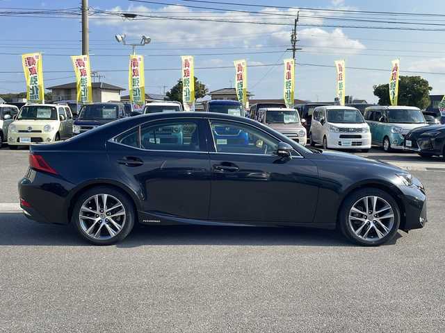 レクサス ＩＳ 300h バージョンL 香川県 2016(平28)年 6.7万km グラファイトブラックガラスフレーク プリクラッシュセーフティ/レーダークルーズコントロール/車線逸脱警報機能/オートマチックハイビーム/純正ナビゲーション/【AM/FM/フルセグ/BT/CD/DVD】/バックカメラ/ブラインドスポットモニター/ETC2.0 /パワーシート（運転席/助手席）/シートメモリー/シートヒーター/エアーシート/電動リアサンシェード/純正17インチアルミホイール/純正フロアマット/キセノンヘッドランプ/前後コーナーセンサー/横滑り防止装置 (VSC)。/スマートキー/プッシュスタート