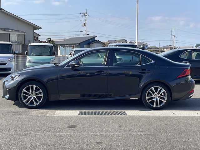 レクサス ＩＳ 300h バージョンL 香川県 2016(平28)年 6.7万km グラファイトブラックガラスフレーク プリクラッシュセーフティ/レーダークルーズコントロール/車線逸脱警報機能/オートマチックハイビーム/純正ナビゲーション/【AM/FM/フルセグ/BT/CD/DVD】/バックカメラ/ブラインドスポットモニター/ETC2.0 /パワーシート（運転席/助手席）/シートメモリー/シートヒーター/エアーシート/電動リアサンシェード/純正17インチアルミホイール/純正フロアマット/キセノンヘッドランプ/前後コーナーセンサー/横滑り防止装置 (VSC)。/スマートキー/プッシュスタート