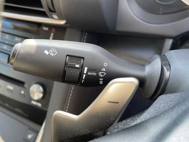 レクサス ＩＳ 300h バージョンL 香川県 2016(平28)年 6.7万km グラファイトブラックガラスフレーク プリクラッシュセーフティ/レーダークルーズコントロール/車線逸脱警報機能/オートマチックハイビーム/純正ナビゲーション/【AM/FM/フルセグ/BT/CD/DVD】/バックカメラ/ブラインドスポットモニター/ETC2.0 /パワーシート（運転席/助手席）/シートメモリー/シートヒーター/エアーシート/電動リアサンシェード/純正17インチアルミホイール/純正フロアマット/キセノンヘッドランプ/前後コーナーセンサー/横滑り防止装置 (VSC)。/スマートキー/プッシュスタート