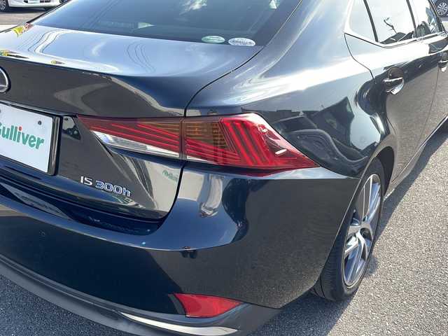 レクサス ＩＳ 300h バージョンL 香川県 2016(平28)年 6.7万km グラファイトブラックガラスフレーク プリクラッシュセーフティ/レーダークルーズコントロール/車線逸脱警報機能/オートマチックハイビーム/純正ナビゲーション/【AM/FM/フルセグ/BT/CD/DVD】/バックカメラ/ブラインドスポットモニター/ETC2.0 /パワーシート（運転席/助手席）/シートメモリー/シートヒーター/エアーシート/電動リアサンシェード/純正17インチアルミホイール/純正フロアマット/キセノンヘッドランプ/前後コーナーセンサー/横滑り防止装置 (VSC)。/スマートキー/プッシュスタート