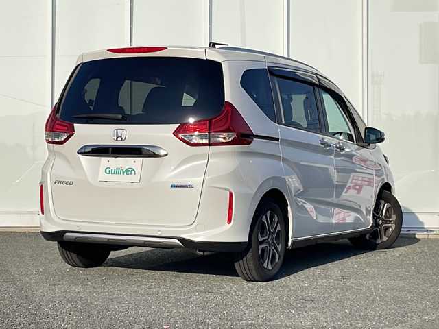 ホンダ フリード ハイブリット クロスター 福岡県 2023(令5)年 4.1万km プラチナホワイトパール 純正9インチナビ/（AppleCarPlay/TV/DVD/CD/HDMI/USB/AM/FM）/バックカメラ/純正15.6インチフリップダウンモニター（VM-231FE）/両側パワースライドドア/レーダークルーズコントロール/純正前方ドライブレコーダー/シートヒーター/純正15インチホイール/車線逸脱警報/横滑り防止装置/プリクラッシュ/LEDヘッドライト/後席テーブル/後席サンシェード/スペアキー/スマートキー/純正ドアバイザー/ステアリングスイッチ/電格ミラー/純正フロアマット