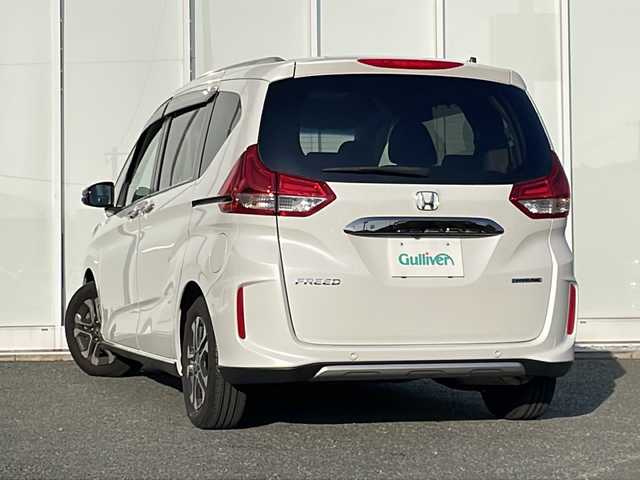 ホンダ フリード ハイブリット クロスター 福岡県 2023(令5)年 4.1万km プラチナホワイトパール 純正9インチナビ/（AppleCarPlay/TV/DVD/CD/HDMI/USB/AM/FM）/バックカメラ/純正15.6インチフリップダウンモニター（VM-231FE）/両側パワースライドドア/レーダークルーズコントロール/純正前方ドライブレコーダー/シートヒーター/純正15インチホイール/車線逸脱警報/横滑り防止装置/プリクラッシュ/LEDヘッドライト/後席テーブル/後席サンシェード/スペアキー/スマートキー/純正ドアバイザー/ステアリングスイッチ/電格ミラー/純正フロアマット