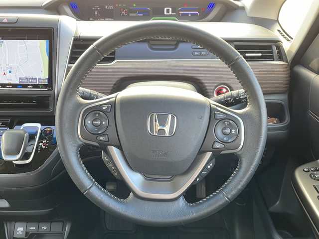 ホンダ フリード ハイブリット クロスター 福岡県 2023(令5)年 4.1万km プラチナホワイトパール 純正9インチナビ/（AppleCarPlay/TV/DVD/CD/HDMI/USB/AM/FM）/バックカメラ/純正15.6インチフリップダウンモニター（VM-231FE）/両側パワースライドドア/レーダークルーズコントロール/純正前方ドライブレコーダー/シートヒーター/純正15インチホイール/車線逸脱警報/横滑り防止装置/プリクラッシュ/LEDヘッドライト/後席テーブル/後席サンシェード/スペアキー/スマートキー/純正ドアバイザー/ステアリングスイッチ/電格ミラー/純正フロアマット