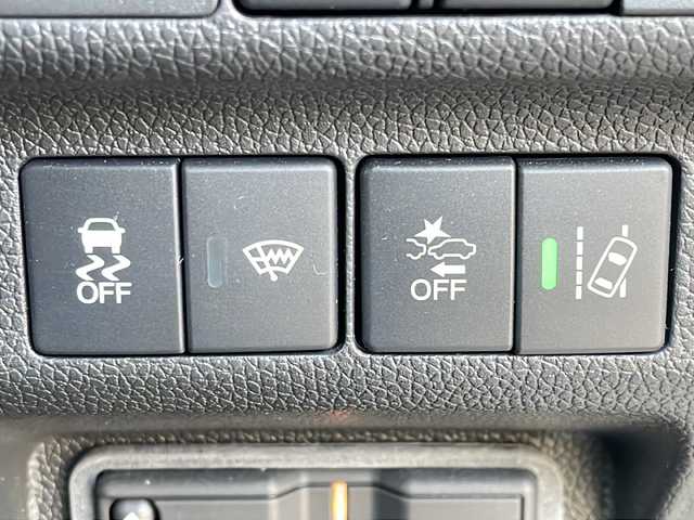 ホンダ フリード ハイブリット クロスター 福岡県 2023(令5)年 4.1万km プラチナホワイトパール 純正9インチナビ/（AppleCarPlay/TV/DVD/CD/HDMI/USB/AM/FM）/バックカメラ/純正15.6インチフリップダウンモニター（VM-231FE）/両側パワースライドドア/レーダークルーズコントロール/純正前方ドライブレコーダー/シートヒーター/純正15インチホイール/車線逸脱警報/横滑り防止装置/プリクラッシュ/LEDヘッドライト/後席テーブル/後席サンシェード/スペアキー/スマートキー/純正ドアバイザー/ステアリングスイッチ/電格ミラー/純正フロアマット