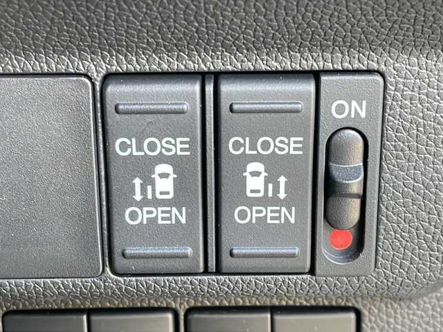 ホンダ フリード ハイブリット クロスター 福岡県 2023(令5)年 4.1万km プラチナホワイトパール 純正9インチナビ/（AppleCarPlay/TV/DVD/CD/HDMI/USB/AM/FM）/バックカメラ/純正15.6インチフリップダウンモニター（VM-231FE）/両側パワースライドドア/レーダークルーズコントロール/純正前方ドライブレコーダー/シートヒーター/純正15インチホイール/車線逸脱警報/横滑り防止装置/プリクラッシュ/LEDヘッドライト/後席テーブル/後席サンシェード/スペアキー/スマートキー/純正ドアバイザー/ステアリングスイッチ/電格ミラー/純正フロアマット