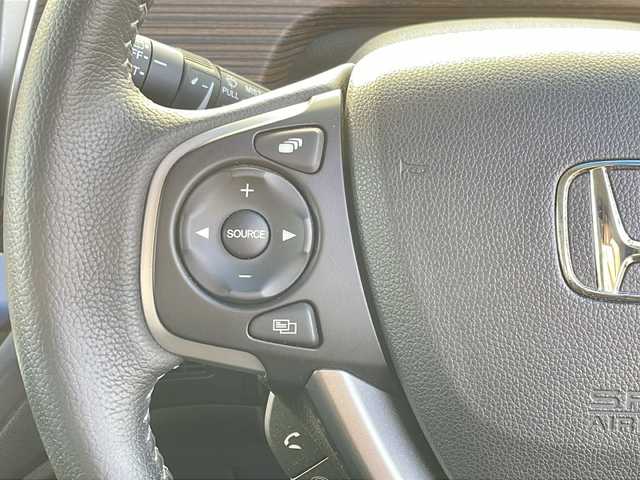 ホンダ フリード ハイブリット クロスター 福岡県 2023(令5)年 4.1万km プラチナホワイトパール 純正9インチナビ/（AppleCarPlay/TV/DVD/CD/HDMI/USB/AM/FM）/バックカメラ/純正15.6インチフリップダウンモニター（VM-231FE）/両側パワースライドドア/レーダークルーズコントロール/純正前方ドライブレコーダー/シートヒーター/純正15インチホイール/車線逸脱警報/横滑り防止装置/プリクラッシュ/LEDヘッドライト/後席テーブル/後席サンシェード/スペアキー/スマートキー/純正ドアバイザー/ステアリングスイッチ/電格ミラー/純正フロアマット