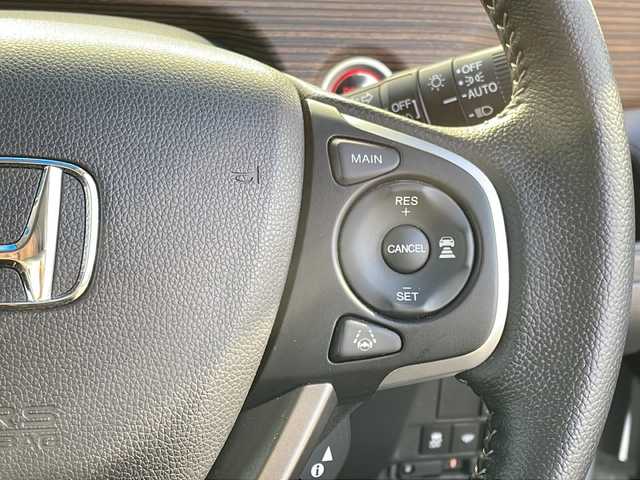 ホンダ フリード ハイブリット クロスター 福岡県 2023(令5)年 4.1万km プラチナホワイトパール 純正9インチナビ/（AppleCarPlay/TV/DVD/CD/HDMI/USB/AM/FM）/バックカメラ/純正15.6インチフリップダウンモニター（VM-231FE）/両側パワースライドドア/レーダークルーズコントロール/純正前方ドライブレコーダー/シートヒーター/純正15インチホイール/車線逸脱警報/横滑り防止装置/プリクラッシュ/LEDヘッドライト/後席テーブル/後席サンシェード/スペアキー/スマートキー/純正ドアバイザー/ステアリングスイッチ/電格ミラー/純正フロアマット