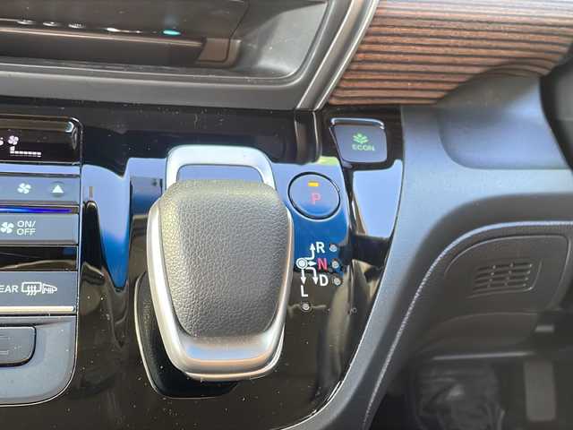 ホンダ フリード ハイブリット クロスター 福岡県 2023(令5)年 4.1万km プラチナホワイトパール 純正9インチナビ/（AppleCarPlay/TV/DVD/CD/HDMI/USB/AM/FM）/バックカメラ/純正15.6インチフリップダウンモニター（VM-231FE）/両側パワースライドドア/レーダークルーズコントロール/純正前方ドライブレコーダー/シートヒーター/純正15インチホイール/車線逸脱警報/横滑り防止装置/プリクラッシュ/LEDヘッドライト/後席テーブル/後席サンシェード/スペアキー/スマートキー/純正ドアバイザー/ステアリングスイッチ/電格ミラー/純正フロアマット