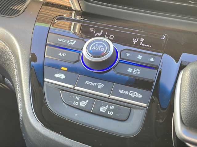 ホンダ フリード ハイブリット クロスター 福岡県 2023(令5)年 4.1万km プラチナホワイトパール 純正9インチナビ/（AppleCarPlay/TV/DVD/CD/HDMI/USB/AM/FM）/バックカメラ/純正15.6インチフリップダウンモニター（VM-231FE）/両側パワースライドドア/レーダークルーズコントロール/純正前方ドライブレコーダー/シートヒーター/純正15インチホイール/車線逸脱警報/横滑り防止装置/プリクラッシュ/LEDヘッドライト/後席テーブル/後席サンシェード/スペアキー/スマートキー/純正ドアバイザー/ステアリングスイッチ/電格ミラー/純正フロアマット