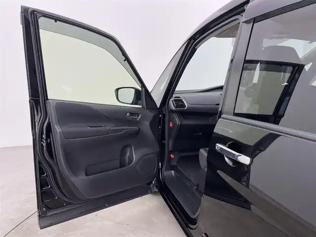 日産 セレナ ハイウェイスター V 大分県 2021(令3)年 1.2万km ダイヤモンドブラック 純正10インチナビ/ーフルセグTV/ーBluetooth/ーDISC/アラウンドビューモニター/インテリジェントルームミラー/純正フリップダウンモニター(リモコン付)/エマージェンシーブレーキ/プロパイロット/両側パワースライドドア/駐車支援/ふらつき警報/車線逸脱警報/車線逸脱防止支援/後側方車両検知警報/後側方衝突防止支援/速度標識表示/道路標識表示/純正16インチアルミホイール/純正フロアマット/ロールサンシェード/LEDヘッドライト/オートライト/レーダークルーズコントロール/プッシュスタート/スマートキー/保証書/取扱説明書