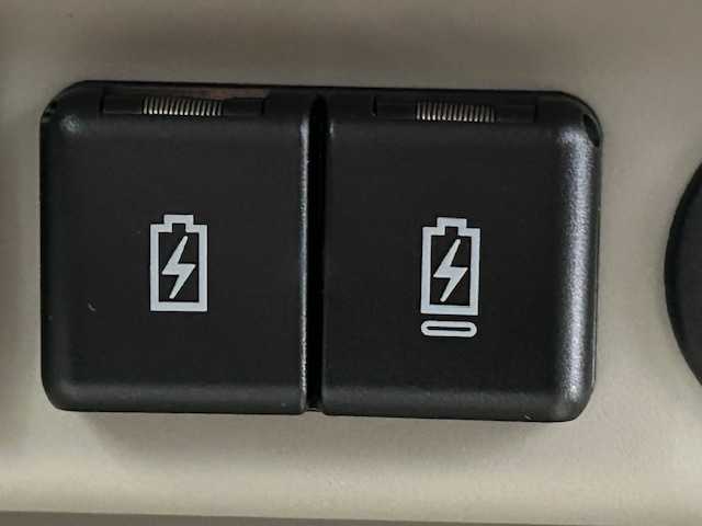 スズキ ラパン ＬＣ X 宮城県 2022(令4)年 2.9万km テラコッタピンクメタリック/アーバンブラウン 2トーン 車線逸脱警報装置/クリアランスソナー/横滑り防止装置/衝突軽減システム/KENWOODオーディオ/・Bluetooth/CD/USB/・ETC/アイドリングストップ/革巻きステアリング/・ステアリングスイッチ/シートヒーター（運転席/助手席）/プッシュスタート/・スマートキー/純正フロアマット/純正アルミホイール 14インチ/ドアバイザー