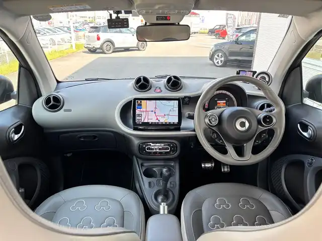 スマート ＭＣＣ スマート フォーツークーペ ミッキー ザトゥルーオリジナル 山梨県 2019(平31)年 0.8万km ガンＭ ワンオーナー/ディーラーオプションメモリナビ/ガラスルーフ/専用革/シートヒーター/フルセグTV/レーンキープ/衝突軽減B/LEDヘッドライト/クルコン/純正15インチAW/コーナーセンサー/Bluetooth/オートライト/横滑り防止