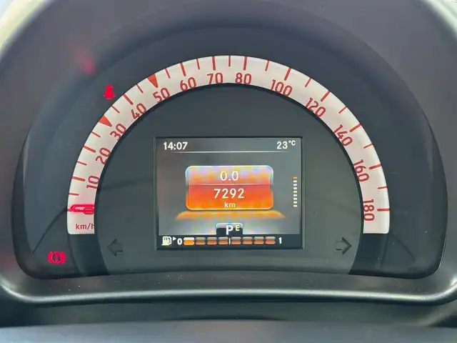 スマート ＭＣＣ スマート フォーツークーペ ミッキー ザトゥルーオリジナル 山梨県 2019(平31)年 0.8万km ガンＭ ワンオーナー/ディーラーオプションメモリナビ/ガラスルーフ/専用革/シートヒーター/フルセグTV/レーンキープ/衝突軽減B/LEDヘッドライト/クルコン/純正15インチAW/コーナーセンサー/Bluetooth/オートライト/横滑り防止