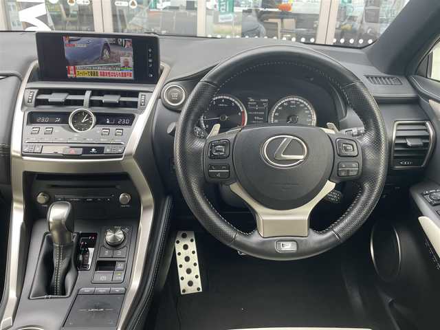 レクサス ＮＸ 300 Fスポーツ 青森県 2020(令2)年 6.2万km ホワイトノーヴァガラスフレーク ワンオーナー/4WD/三眼LEDヘッドライト/白黒ハーフレザーシート/純正ナビ（フルセグ/BlueTooth）/パワーバックドア/フロントシートパワーシート/フロントシートヒーター/フロントシートベンチレーター/ステアリングヒーター/クルーズコントロール/レーントレーシングスイッチ/360°カメラ/バック/サイド/フロントカメラ/AWDロックモードスイッチ/LEDヘッドライト/フォグランプ/19インチ純正アルミホイール/カードキー/スペアキー/ビルトイン2.0ETC/前後ドライブレコーダー/ヘッドアップディスプレイ/ディーラー記録簿R4/R6/R7/保証書/取扱説明書/ナビ説明書
