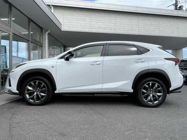 レクサス ＮＸ 300 Fスポーツ 青森県 2020(令2)年 6.2万km ホワイトノーヴァガラスフレーク ワンオーナー/4WD/三眼LEDヘッドライト/白黒ハーフレザーシート/純正ナビ（フルセグ/BlueTooth）/パワーバックドア/フロントシートパワーシート/フロントシートヒーター/フロントシートベンチレーター/ステアリングヒーター/クルーズコントロール/レーントレーシングスイッチ/360°カメラ/バック/サイド/フロントカメラ/AWDロックモードスイッチ/LEDヘッドライト/フォグランプ/19インチ純正アルミホイール/カードキー/スペアキー/ビルトイン2.0ETC/前後ドライブレコーダー/ヘッドアップディスプレイ/ディーラー記録簿R4/R6/R7/保証書/取扱説明書/ナビ説明書