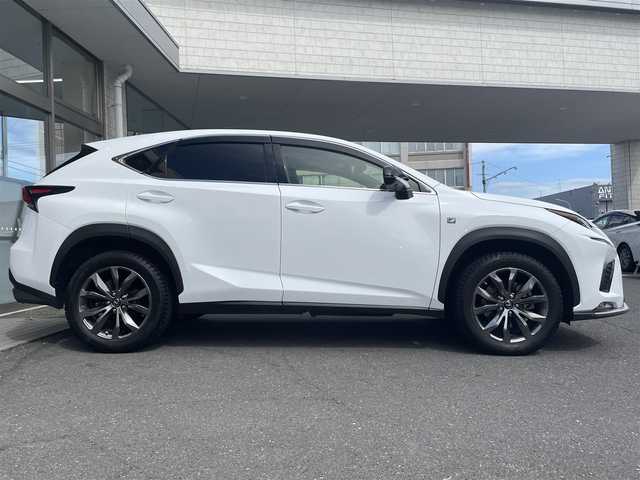 レクサス ＮＸ 300 Fスポーツ 青森県 2020(令2)年 6.2万km ホワイトノーヴァガラスフレーク ワンオーナー/4WD/三眼LEDヘッドライト/白黒ハーフレザーシート/純正ナビ（フルセグ/BlueTooth）/パワーバックドア/フロントシートパワーシート/フロントシートヒーター/フロントシートベンチレーター/ステアリングヒーター/クルーズコントロール/レーントレーシングスイッチ/360°カメラ/バック/サイド/フロントカメラ/AWDロックモードスイッチ/LEDヘッドライト/フォグランプ/19インチ純正アルミホイール/カードキー/スペアキー/ビルトイン2.0ETC/前後ドライブレコーダー/ヘッドアップディスプレイ/ディーラー記録簿R4/R6/R7/保証書/取扱説明書/ナビ説明書