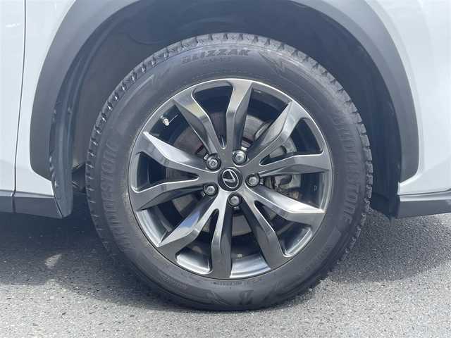 レクサス ＮＸ 300 Fスポーツ 青森県 2020(令2)年 6.2万km ホワイトノーヴァガラスフレーク ワンオーナー/4WD/三眼LEDヘッドライト/白黒ハーフレザーシート/純正ナビ（フルセグ/BlueTooth）/パワーバックドア/フロントシートパワーシート/フロントシートヒーター/フロントシートベンチレーター/ステアリングヒーター/クルーズコントロール/レーントレーシングスイッチ/360°カメラ/バック/サイド/フロントカメラ/AWDロックモードスイッチ/LEDヘッドライト/フォグランプ/19インチ純正アルミホイール/カードキー/スペアキー/ビルトイン2.0ETC/前後ドライブレコーダー/ヘッドアップディスプレイ/ディーラー記録簿R4/R6/R7/保証書/取扱説明書/ナビ説明書