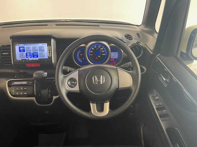 ホンダ Ｎ ＢＯＸ カスタム G SSパッケージ 静岡県 2014(平26)年 5万km プレミアムホワイトパール (株)IDOMが運営する【じしゃロン浜松店】の自社ローン専用車両になりますこちらは現金またはオートローンご利用時の価格です。自社ローンご希望の方は別途その旨お申付け下さい/純正ナビ（VXM-155VSi)/ (CD/DVD/BT/FM/AM)　/ワンセグTV/両側パワースライドドア/ETC/バックカメラ/CTBA/純正アルミホイール　/社外AW付冬タイヤ車載　/キセノンヘッドライト　/フォグランプ　/純正フロアマット