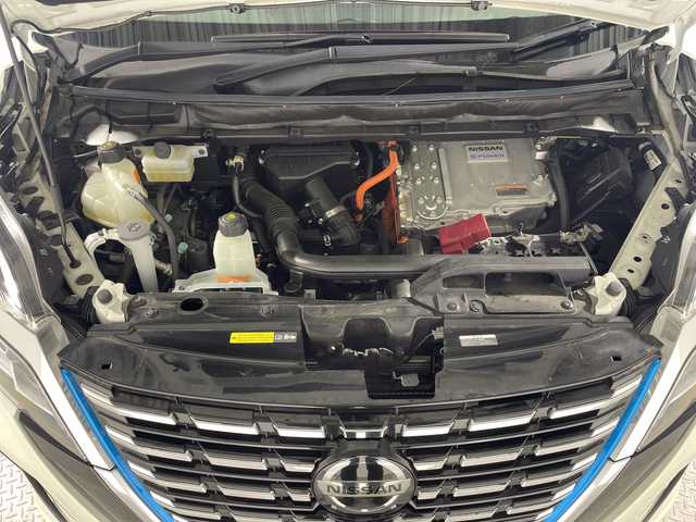 日産 セレナ e－パワー ハイウェイスター V 神奈川県 2020(令2)年 3.3万km ブリリアントホワイトパール 2トーン 純正10インチSDナビ/AM&FM&BT&フルセグTV/全方位モニター/純正フリップダウンモニター/デジタルインナーミラー/社外ドライブレコーダー/純正ビルトインETC2.0/両側パワースライドドア/ハンズフリーパワースライドドア/リアオートエアコン/3列目ヒーターダクト/ステアリングヒーター/プロパイロット/全方位運転支援システム/インテリジェントエマージェンシーブレーキ/踏み間違い衝突防止アシスト/車線逸脱防止支援システム/後側方衝突防止支援システム/標識検知機能/前方衝突予測警報/車線逸脱警報/後側方車両検知警報/後退時車両検知警報/インテリジェントクルーズコントロール/電動パーキングブレーキ/ブレーキオートホールド/LEDヘッドライト/オートハイビーム/LEDフォグライト/純正AW付スタッドレスタイヤ積込