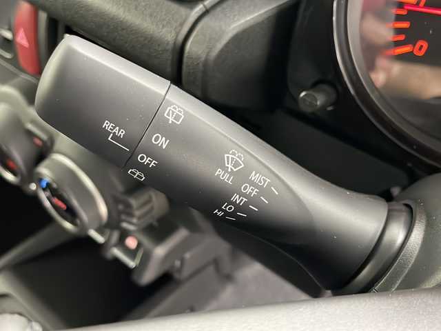 スズキ ジムニー XC 道央・札幌 2025(令7)年 0.1万km未満 ブルーイッシュブラックパール3 ・4WD/・クルーズコントロール/・スズキセーフティサポート/・車線逸脱警報/・プリクラッシュセーフティ/・パーキングソナー/・デュアルセンサーブレーキサポート/・ハイビームアシスト/・誤発進抑制機能/・ふらつき警報/・先行車発進お知らせ/・アイドリングストップ/・横滑り防止/・ダウンヒルアシストコントロール/・全席シートヒーター/・ドアミラーヒーター/・オートライト/・オートマチックハイビーム/・LEDヘッドライト/・フォグランプ