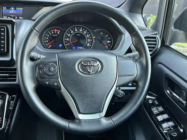トヨタ ノア Si ダブルバイビーⅡ 道東・釧路十勝 2020(令2)年 3.2万km ブラック ４WD/革巻きステアリング/プッシュスタート/フォグランプ/寒冷地仕様/両側パワースライドドア/ステアリングスイッチ/クルーズコントロール/アイドリングストップ/スマートキー/スペアキー/純正キー1体型スターター/純正ディーラーOPナビ/(CD/DVD/BT)/フルセグTV/バックカメラ/電動化駆動ミラー/ウィンカーミラー/ビルトインETC/純正フロアマット/TRDエアロ