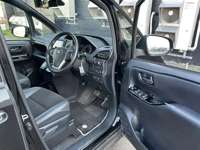 トヨタ ノア Si ダブルバイビーⅡ 道東・釧路十勝 2020(令2)年 3.2万km ブラック ４WD/革巻きステアリング/プッシュスタート/フォグランプ/寒冷地仕様/両側パワースライドドア/ステアリングスイッチ/クルーズコントロール/アイドリングストップ/スマートキー/スペアキー/純正キー1体型スターター/純正ディーラーOPナビ/(CD/DVD/BT)/フルセグTV/バックカメラ/電動化駆動ミラー/ウィンカーミラー/ビルトインETC/純正フロアマット/TRDエアロ