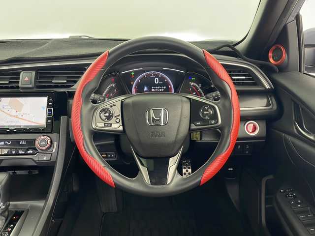 ホンダ シビック ハッチバック 秋田県 2020(令2)年 1.9万km ソニックグレーパール 純正ナビ(CD/DVD/BT/フルセグ)/[VXM-204VFi]/トップロードサンルーフ/運転席8Way/助手席4Wayパワーシート/Honda SENSING/・衝突軽減ブレーキ〈CMBS〉/・歩行者事故低減ステアリング/・路外逸脱抑制機能/・渋滞追従機能付ACC〈アダプティブ・クルーズ・コントロール)/・LKAS〈車線維持支援システム〉/・先行車発進お知らせ機能/・オートハイビーム/・標識認識機能/バックカメラ/運転席＆助手席シートヒーター/ETC2.0車載器/電子制御パーキングブレーキ/オートブレーキホールド機能/Hondaスマートキーシステム/パドルシフト/前後ドライブレコーダー/ヒーテッドドアミラー/純正18インチアルミホイール