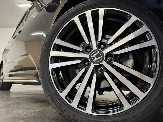 ホンダ オデッセイ アブソルート EX ADV 三重県 2015(平27)年 7.1万km クリスタルブラックパール ガソリン/FF/MTモード付インパネCVT/純正 7インチナビ/（FM/AM/CD/DVD/USB/iPod/Bluetooth/TV/HDMI/後席HDMI）/純正 9インチ後席モニター/マルチビューカメラシステム（360カメラ）/両側パワースライドドア/ビルトインETC/Honda SENSING/・衝突軽減ブレーキ［CMBS］/・車線維持支援システム［LKAS］/・路外逸脱抑制機能/・アダプティブクルーズコントロール［ACC］/・先行車発進お知らせ機能/・ブラインドスポットシステム/・標識認識機能（常駐表示機能付）/・スマートパーキングアシストシステム/装備/・ハーフレザーシート/・パワーシート（D8way）/・トリプルゾーンコントロール・フルオートエアコン（前席左右＋後席）/・プレミアムクレードル2ndシート（オットマン・バックシェル付）/・オートライト/・LEDヘッドライト/・電動格納ドアミラー（ヒーター付）/・パドルシフト/・ステアリングスイッチ/・社外AW（18×7J ＋52 114.3-5）あり/・プッシュスタート/・スマートキーx3/など