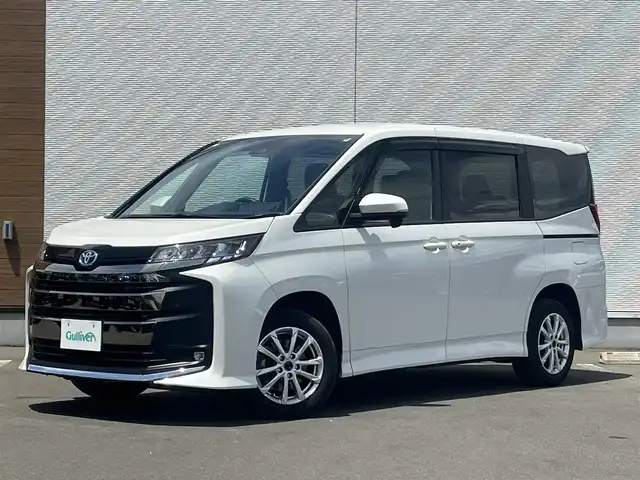 トヨタ ノア ハイブリッド S－G 秋田県 2024(令6)年 10.7万km ホワイトパールクリスタルシャイン ４WD/衝突軽減システム/LEDヘッドライト/片側パワースライドドア/純正メモリナビ（DVD/CD再生可能）/フルセグ/デジタルインナーミラー一体型バックカメラ/MONZA JAPAN製16インチアルミ（夏タイヤ装着）/スマートキー/アイドリングストップ/プッシュスタート/コーナーセンサー/オートマチックハイビーム/レーダークルーズコントロール追従走行有/LTA（レーントレーシングアシスト）/ステアリングスイッチ/電動パーキングブレーキ/ブレーキホールド機能/ETC2.0/ドライブレコーダー/純正フロアマット/純正ドアバイザー/オートライト/オートエアコン/パワーステアリング/パワーウィンドウ/ヘッドライトレベライザー/ウォークスルー/横滑り防止/盗難防止装置/電動格納ウィンカーミラー/キーレスエントリー/保証書/取扱説明書/記録簿/スペアキー1本有