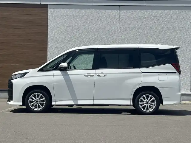 トヨタ ノア ハイブリッド S－G 秋田県 2024(令6)年 10.7万km ホワイトパールクリスタルシャイン ４WD/衝突軽減システム/LEDヘッドライト/片側パワースライドドア/純正メモリナビ（DVD/CD再生可能）/フルセグ/デジタルインナーミラー一体型バックカメラ/MONZA JAPAN製16インチアルミ（夏タイヤ装着）/スマートキー/アイドリングストップ/プッシュスタート/コーナーセンサー/オートマチックハイビーム/レーダークルーズコントロール追従走行有/LTA（レーントレーシングアシスト）/ステアリングスイッチ/電動パーキングブレーキ/ブレーキホールド機能/ETC2.0/ドライブレコーダー/純正フロアマット/純正ドアバイザー/オートライト/オートエアコン/パワーステアリング/パワーウィンドウ/ヘッドライトレベライザー/ウォークスルー/横滑り防止/盗難防止装置/電動格納ウィンカーミラー/キーレスエントリー/保証書/取扱説明書/記録簿/スペアキー1本有