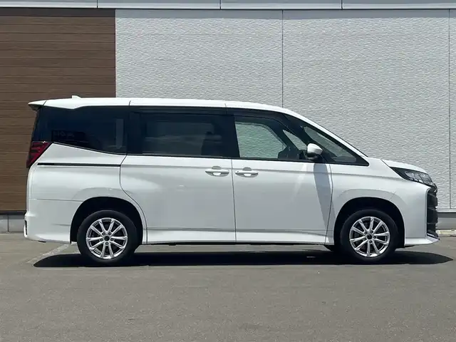 トヨタ ノア ハイブリッド S－G 秋田県 2024(令6)年 10.7万km ホワイトパールクリスタルシャイン ４WD/衝突軽減システム/LEDヘッドライト/片側パワースライドドア/純正メモリナビ（DVD/CD再生可能）/フルセグ/デジタルインナーミラー一体型バックカメラ/MONZA JAPAN製16インチアルミ（夏タイヤ装着）/スマートキー/アイドリングストップ/プッシュスタート/コーナーセンサー/オートマチックハイビーム/レーダークルーズコントロール追従走行有/LTA（レーントレーシングアシスト）/ステアリングスイッチ/電動パーキングブレーキ/ブレーキホールド機能/ETC2.0/ドライブレコーダー/純正フロアマット/純正ドアバイザー/オートライト/オートエアコン/パワーステアリング/パワーウィンドウ/ヘッドライトレベライザー/ウォークスルー/横滑り防止/盗難防止装置/電動格納ウィンカーミラー/キーレスエントリー/保証書/取扱説明書/記録簿/スペアキー1本有