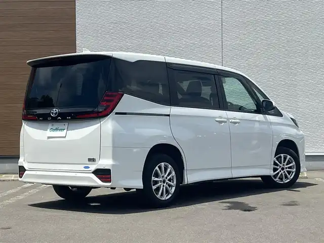 トヨタ ノア ハイブリッド S－G 秋田県 2024(令6)年 10.7万km ホワイトパールクリスタルシャイン ４WD/衝突軽減システム/LEDヘッドライト/片側パワースライドドア/純正メモリナビ（DVD/CD再生可能）/フルセグ/デジタルインナーミラー一体型バックカメラ/MONZA JAPAN製16インチアルミ（夏タイヤ装着）/スマートキー/アイドリングストップ/プッシュスタート/コーナーセンサー/オートマチックハイビーム/レーダークルーズコントロール追従走行有/LTA（レーントレーシングアシスト）/ステアリングスイッチ/電動パーキングブレーキ/ブレーキホールド機能/ETC2.0/ドライブレコーダー/純正フロアマット/純正ドアバイザー/オートライト/オートエアコン/パワーステアリング/パワーウィンドウ/ヘッドライトレベライザー/ウォークスルー/横滑り防止/盗難防止装置/電動格納ウィンカーミラー/キーレスエントリー/保証書/取扱説明書/記録簿/スペアキー1本有
