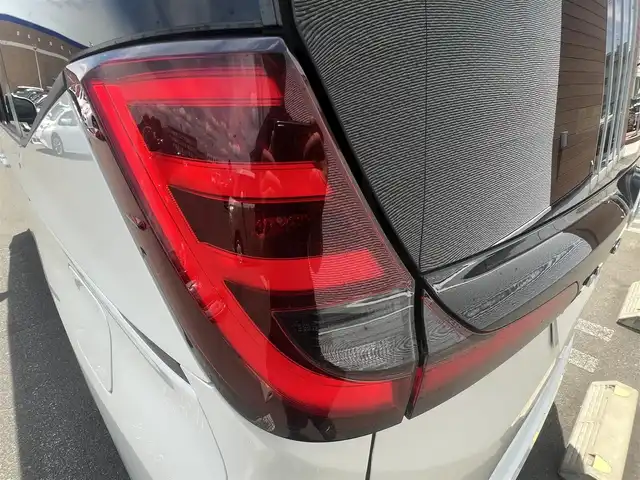 トヨタ ノア ハイブリッド S－G 秋田県 2024(令6)年 10.7万km ホワイトパールクリスタルシャイン ４WD/衝突軽減システム/LEDヘッドライト/片側パワースライドドア/純正メモリナビ（DVD/CD再生可能）/フルセグ/デジタルインナーミラー一体型バックカメラ/MONZA JAPAN製16インチアルミ（夏タイヤ装着）/スマートキー/アイドリングストップ/プッシュスタート/コーナーセンサー/オートマチックハイビーム/レーダークルーズコントロール追従走行有/LTA（レーントレーシングアシスト）/ステアリングスイッチ/電動パーキングブレーキ/ブレーキホールド機能/ETC2.0/ドライブレコーダー/純正フロアマット/純正ドアバイザー/オートライト/オートエアコン/パワーステアリング/パワーウィンドウ/ヘッドライトレベライザー/ウォークスルー/横滑り防止/盗難防止装置/電動格納ウィンカーミラー/キーレスエントリー/保証書/取扱説明書/記録簿/スペアキー1本有