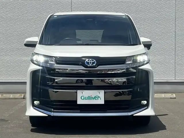 トヨタ ノア ハイブリッド S－G 秋田県 2024(令6)年 10.7万km ホワイトパールクリスタルシャイン ４WD/衝突軽減システム/LEDヘッドライト/片側パワースライドドア/純正メモリナビ（DVD/CD再生可能）/フルセグ/デジタルインナーミラー一体型バックカメラ/MONZA JAPAN製16インチアルミ（夏タイヤ装着）/スマートキー/アイドリングストップ/プッシュスタート/コーナーセンサー/オートマチックハイビーム/レーダークルーズコントロール追従走行有/LTA（レーントレーシングアシスト）/ステアリングスイッチ/電動パーキングブレーキ/ブレーキホールド機能/ETC2.0/ドライブレコーダー/純正フロアマット/純正ドアバイザー/オートライト/オートエアコン/パワーステアリング/パワーウィンドウ/ヘッドライトレベライザー/ウォークスルー/横滑り防止/盗難防止装置/電動格納ウィンカーミラー/キーレスエントリー/保証書/取扱説明書/記録簿/スペアキー1本有