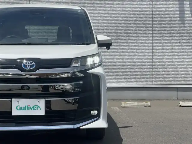 トヨタ ノア ハイブリッド S－G 秋田県 2024(令6)年 10.7万km ホワイトパールクリスタルシャイン ４WD/衝突軽減システム/LEDヘッドライト/片側パワースライドドア/純正メモリナビ（DVD/CD再生可能）/フルセグ/デジタルインナーミラー一体型バックカメラ/MONZA JAPAN製16インチアルミ（夏タイヤ装着）/スマートキー/アイドリングストップ/プッシュスタート/コーナーセンサー/オートマチックハイビーム/レーダークルーズコントロール追従走行有/LTA（レーントレーシングアシスト）/ステアリングスイッチ/電動パーキングブレーキ/ブレーキホールド機能/ETC2.0/ドライブレコーダー/純正フロアマット/純正ドアバイザー/オートライト/オートエアコン/パワーステアリング/パワーウィンドウ/ヘッドライトレベライザー/ウォークスルー/横滑り防止/盗難防止装置/電動格納ウィンカーミラー/キーレスエントリー/保証書/取扱説明書/記録簿/スペアキー1本有