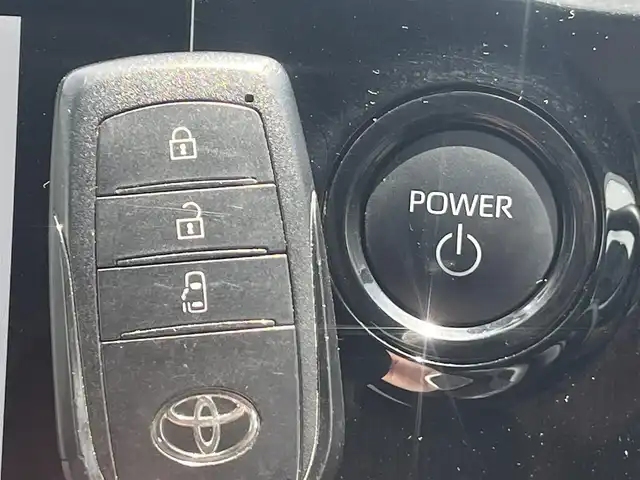 トヨタ ノア ハイブリッド S－G 秋田県 2024(令6)年 10.7万km ホワイトパールクリスタルシャイン ４WD/衝突軽減システム/LEDヘッドライト/片側パワースライドドア/純正メモリナビ（DVD/CD再生可能）/フルセグ/デジタルインナーミラー一体型バックカメラ/MONZA JAPAN製16インチアルミ（夏タイヤ装着）/スマートキー/アイドリングストップ/プッシュスタート/コーナーセンサー/オートマチックハイビーム/レーダークルーズコントロール追従走行有/LTA（レーントレーシングアシスト）/ステアリングスイッチ/電動パーキングブレーキ/ブレーキホールド機能/ETC2.0/ドライブレコーダー/純正フロアマット/純正ドアバイザー/オートライト/オートエアコン/パワーステアリング/パワーウィンドウ/ヘッドライトレベライザー/ウォークスルー/横滑り防止/盗難防止装置/電動格納ウィンカーミラー/キーレスエントリー/保証書/取扱説明書/記録簿/スペアキー1本有