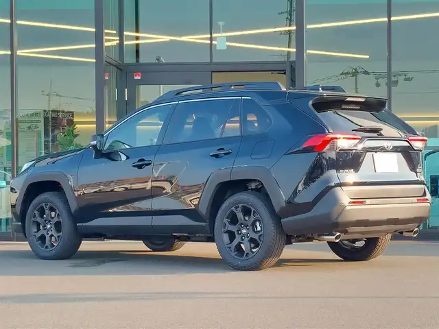 トヨタ ＲＡＶ４ HV アドベンチャー オフロードPKGⅡ 東京都 2025(令7)年 0.1千km アティチュードブラックマイカ 登録済未使用車/純正10.5インチディスプレイオーディオ/パノラミックビューモニター/ビルトインETC2.0/デジタルインナーミラー/シートヒーター/ベンチレーションシート/ステアリングヒーター/パワーバックドア/コーナーセンサー/Toyota　Safety　Sense/・プリクラッシュセーフティ/・レーントレーシングアシスト/・レーダークルーズコントロール/・オートマチックハイビーム/・ブラインドスポットモニター