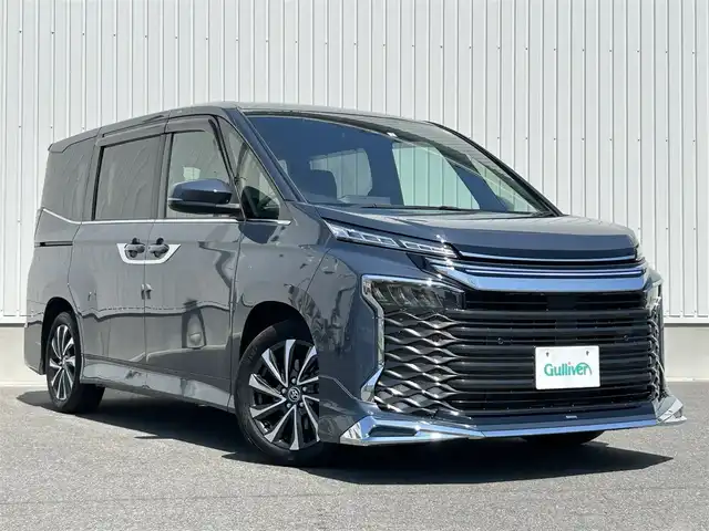 トヨタ ヴォクシー ハイブリッド S－Z 群馬県 2023(令5)年 1.5万km マッシブグレー トヨタセーフティセンス/・プリクラッシュセーフティ/・レーンディパーチャーアラート/・プロアクティブドライビングアシスト/・ロードサインアシスト/・オートマチックハイビーム/・レーダークルーズコントロール/・パーキングサポートブレーキ/・クリアランスソナー/純正10.5インチディスプレイオーディオ/(ナビ/CD/DVD/BT/USB)/モデリスタエアロ/モデリスタグリル/フルセグTV/バックカメラ/両側パワースライドドア/パワーバックドア/ETC2.0/ハーフレザー/シートヒーター/（D席/N席）/LEDヘッドライト/純正AW/純正フロアマット