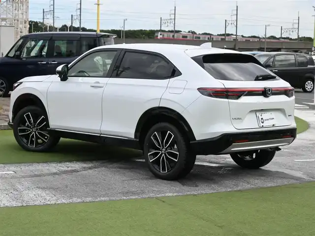 ホンダ ヴェゼル ハイブリッド e:HEV Z 千葉県 2025(令7)年 0.1千km プラチナホワイトパール e:HEV Z　3VC4AG3　Honda CONNECTディスプレー+ETC2.0車載器+ワイヤレス充電器(220000)/ホンダセンシング/・衝突軽減ブレーキ（CMBS）/・車線維持支援システム（LKAS）/・アダプティブクルーズコントロール（ACC）/・後方誤発進抑制機能/・誤発進抑制機能/・ブラインドスポットインフォメーション/アイドリングストップ/ホンダコネクトナビ/地デジTV/【Bluetooth接続】/【Apple CarPlay　Android Auto対応】/バックカメラ/ハーフレザーシート/前席シートヒーター/ETC（2.0）/LEDヘッドライト/ウインカーミラー/コーナーセンサー/純正18インチアルミホイル/サイド/カーテンエアバッグ/Honda スマートキー