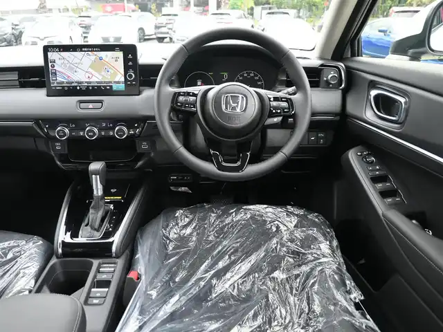 ホンダ ヴェゼル ハイブリッド e:HEV Z 千葉県 2025(令7)年 0.1千km プラチナホワイトパール e:HEV Z　3VC4AG3　Honda CONNECTディスプレー+ETC2.0車載器+ワイヤレス充電器(220000)/ホンダセンシング/・衝突軽減ブレーキ（CMBS）/・車線維持支援システム（LKAS）/・アダプティブクルーズコントロール（ACC）/・後方誤発進抑制機能/・誤発進抑制機能/・ブラインドスポットインフォメーション/アイドリングストップ/ホンダコネクトナビ/地デジTV/【Bluetooth接続】/【Apple CarPlay　Android Auto対応】/バックカメラ/ハーフレザーシート/前席シートヒーター/ETC（2.0）/LEDヘッドライト/ウインカーミラー/コーナーセンサー/純正18インチアルミホイル/サイド/カーテンエアバッグ/Honda スマートキー