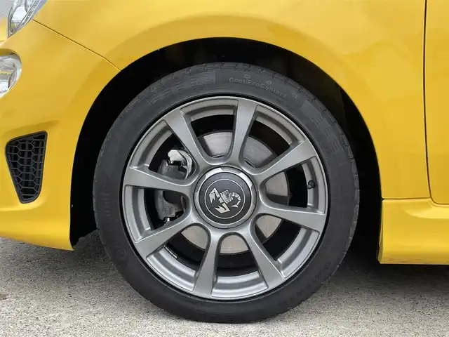 アバルト ５９５ 東京都 2022(令4)年 3.3万km ジャッロモデナ 純正ディスプレイオーディオ/Bluetooth接続/USB/AppleCarPlay/AndroidAuto/純正フロアマット/HIDヘッドライト/バックソナー/コーナーセンサー/フォグライト/アルミペダル/純正16インチアルミホイール