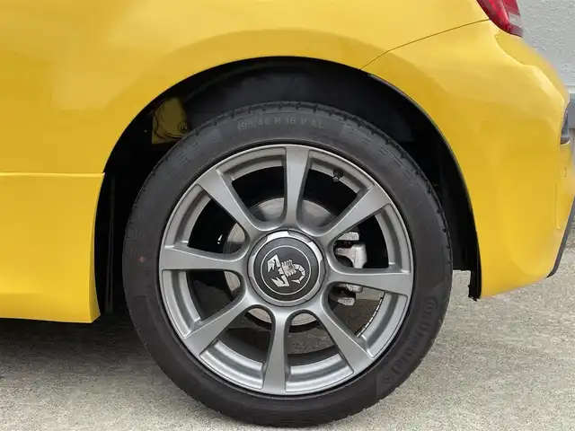アバルト ５９５ 東京都 2022(令4)年 3.3万km ジャッロモデナ 純正ディスプレイオーディオ/Bluetooth接続/USB/AppleCarPlay/AndroidAuto/純正フロアマット/HIDヘッドライト/バックソナー/コーナーセンサー/フォグライト/アルミペダル/純正16インチアルミホイール