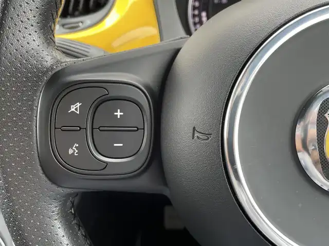 アバルト ５９５ 東京都 2022(令4)年 3.3万km ジャッロモデナ 純正ディスプレイオーディオ/Bluetooth接続/USB/AppleCarPlay/AndroidAuto/純正フロアマット/HIDヘッドライト/バックソナー/コーナーセンサー/フォグライト/アルミペダル/純正16インチアルミホイール