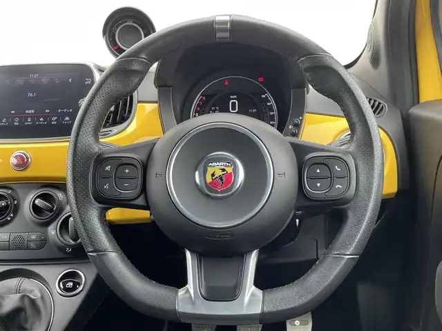アバルト ５９５ 東京都 2022(令4)年 3.3万km ジャッロモデナ 純正ディスプレイオーディオ/Bluetooth接続/USB/AppleCarPlay/AndroidAuto/純正フロアマット/HIDヘッドライト/バックソナー/コーナーセンサー/フォグライト/アルミペダル/純正16インチアルミホイール