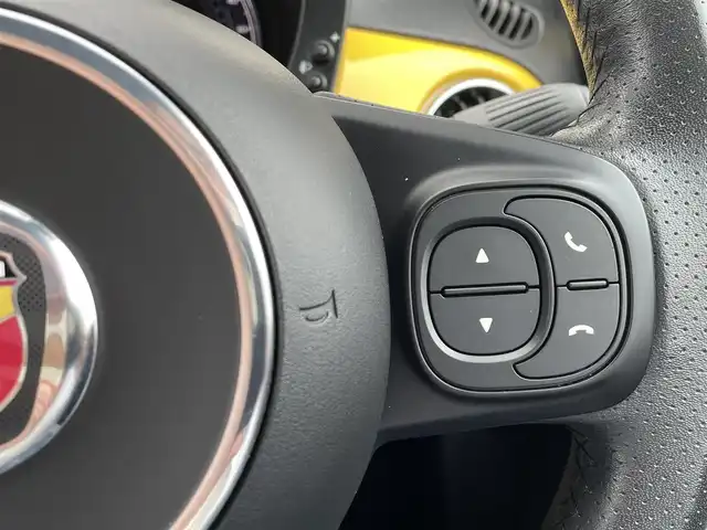アバルト ５９５ 東京都 2022(令4)年 3.3万km ジャッロモデナ 純正ディスプレイオーディオ/Bluetooth接続/USB/AppleCarPlay/AndroidAuto/純正フロアマット/HIDヘッドライト/バックソナー/コーナーセンサー/フォグライト/アルミペダル/純正16インチアルミホイール