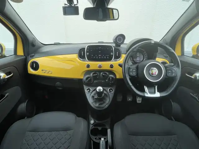 アバルト ５９５ 東京都 2022(令4)年 3.3万km ジャッロモデナ 純正ディスプレイオーディオ/Bluetooth接続/USB/AppleCarPlay/AndroidAuto/純正フロアマット/HIDヘッドライト/バックソナー/コーナーセンサー/フォグライト/アルミペダル/純正16インチアルミホイール